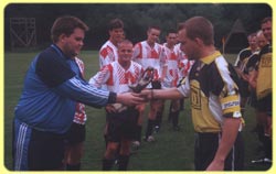 Pr&auml;sent&uuml;bergabe f&uuml;r unseren langj&auml;hrigen Torwart Andreas Ebert